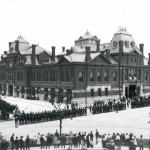 Pullman strikers in Chicago. The Illinois National Guard is visible protecting the building.