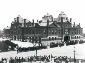 Pullman strikers in Chicago. The Illinois National Guard is visible protecting the building.